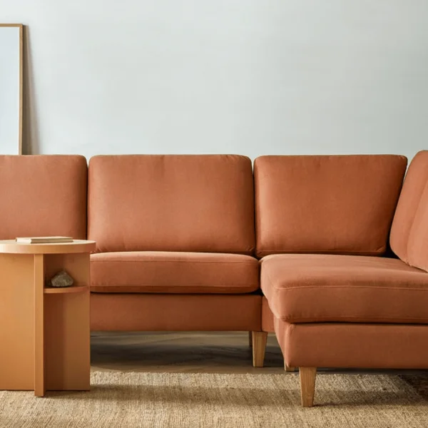 Sofa w rdzawej tkaninie